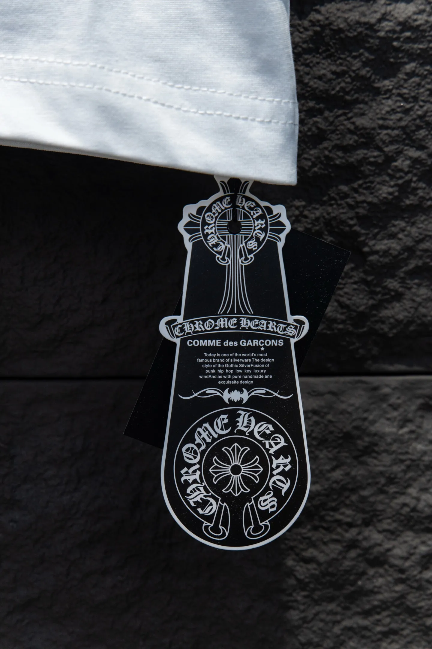 🅿️180 Style No.: 7246# Chrome hearts 25FW This year’s popular Chrome Hearts style is so 🉑️. The imported leather label on the front chest is made of ZP material. The 1:1 restoration makes it easy to touch. It has great resistance and is very smooth to the touch, which is different from the market. The letters are machine embroidered with leather material after adjusting according to the original details. The thickness is moderate. The hardware is imported. The back panel is spliced and patched. It is time-consuming and difficult, which greatly increases the difficulty of the clothes. The back panel is specially imported with machine embroidery. The hardware is handcrafted. The cost is extremely high. It is made of 32 double yarns and 260 grams of fabric. It is super comfortable. It is very comfortable and soft to wear in spring and summer. You will not feel stuffy. It is very comfortable to wear and absorbs sweat, so it is more suitable to wear. It can be used as a base in spring and can be worn casually on the street. The color is eye-catching👍 The simple version is full of fashion and very comfortable to wear. It is well-designed and refuses to be monotonous and vulgar. It does not make ordinary styles. Modern elements and design sense come to the face, giving the piece of clothing a unique fashion color~ Color: White Black Size Chart: S M L XL